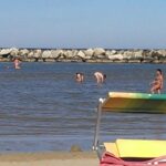 Badegäste in der Adria an der Riviera Romagnola